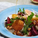 Saláta grillezett kecskesajttal és körtével, szósszal tálalva