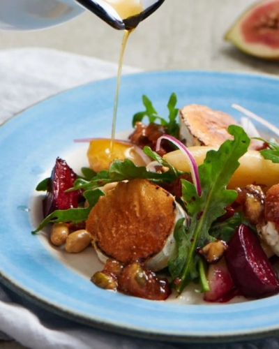 Saláta grillezett kecskesajttal és körtével, szósszal tálalva