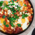 Shakshuka serpenyőben, tojással, friss petrezselyemmel