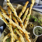 Sós rúd rudacska snack olajbogyóval tálalva