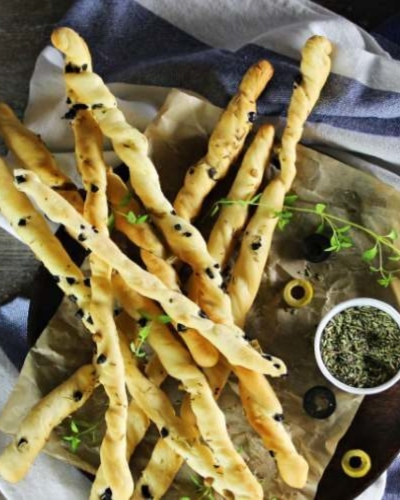 Sós rúd rudacska snack olajbogyóval tálalva