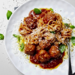 Spagetti húsgolyókkal friss zöldfűszerrel tálalva