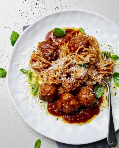 Spagetti húsgolyókkal friss zöldfűszerrel tálalva