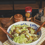 Sült burgonya saláta tálban mögötte sült krumpli fűszersó termék