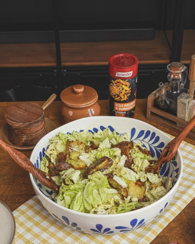 Sült burgonya saláta tálban mögötte sült krumpli fűszersó termék