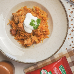 Székelykáposzta tányéron, tejföllel tálalva