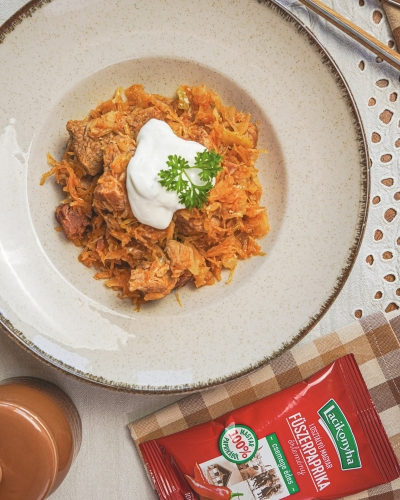 Székelykáposzta tányéron, tejföllel tálalva