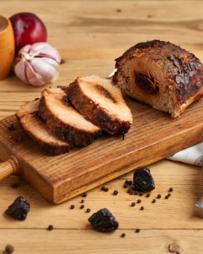 Szilvával töltött karaj fa deszkán félbevágva