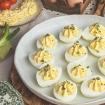 Töltött tojás kaszinótojás sajtkrémmel töltve fehér tányéron