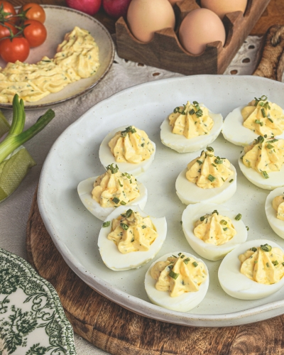 Töltött tojás kaszinótojás sajtkrémmel töltve fehér tányéron