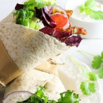 Tortilla tekercs sült baconnel és salátával, zöldségekkel