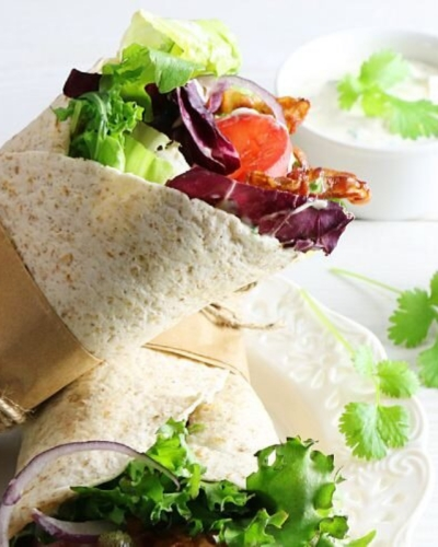 Tortilla tekercs sült baconnel és salátával, zöldségekkel