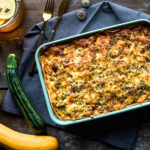 Palacsintában sült zöldségek tepsiben asztalon