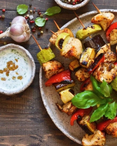 Zöldséges csirkenyárs saslik kapros szósszal