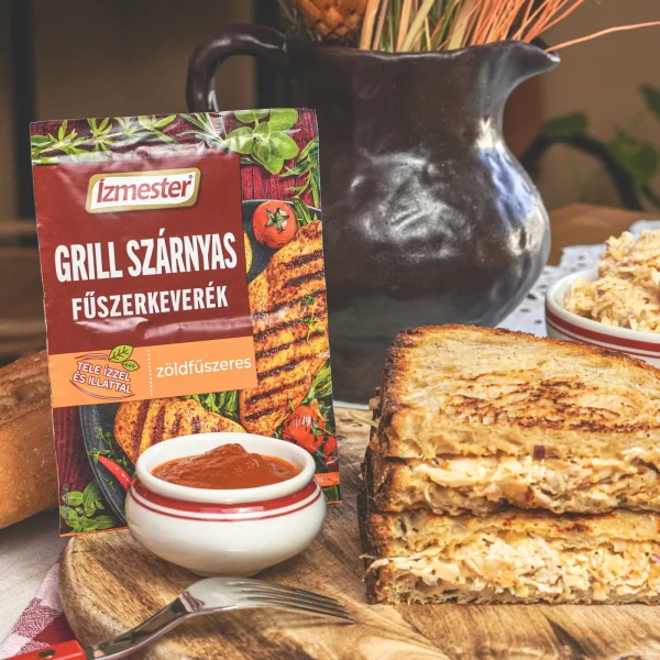 Ízmester grill szárnyas fűszerkeverék félbevágott grillszendvics mellett, asztalon