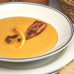 Répakrémleves baconnel tálalva fehér mélytányérban