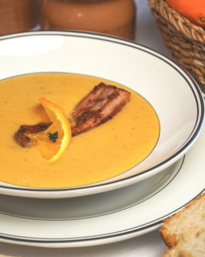 Répakrémleves baconnel tálalva fehér mélytányérban