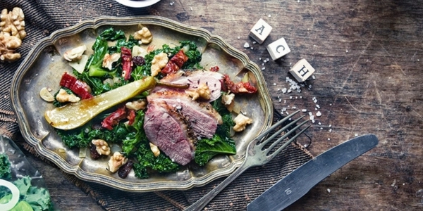 Sült kacsa körtével és fodros kellel tálcán tálalva zöldségekkel