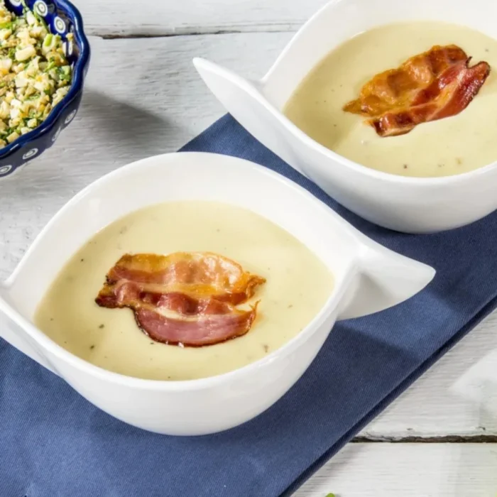 Húsvéti tormakrémleves baconnel tányérban tálalva húsvéti asztalon