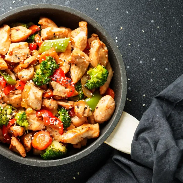 Ázsiai stílusú wok csirke serpenypben, sült zöldségekkel, fűszerekkel, brokkolival