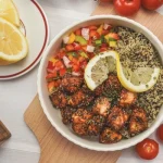 Grillezett lazactál recept quinoával és salátával tálalva