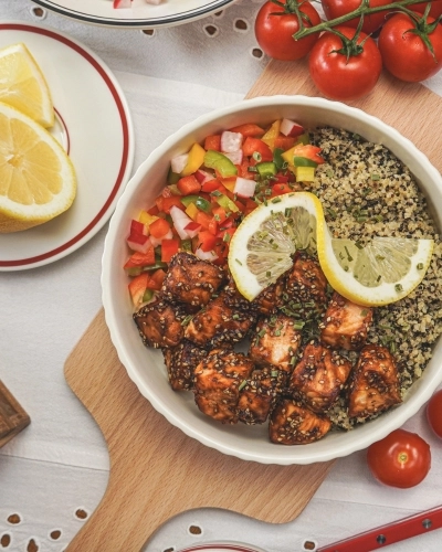 Grillezett lazactál recept quinoával és salátával tálalva