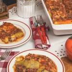 Cukkinis lasagne recept fotó, tepsiben és tányéron cukkini lasagne pirított sajttal a tetején, asztalon tálalva